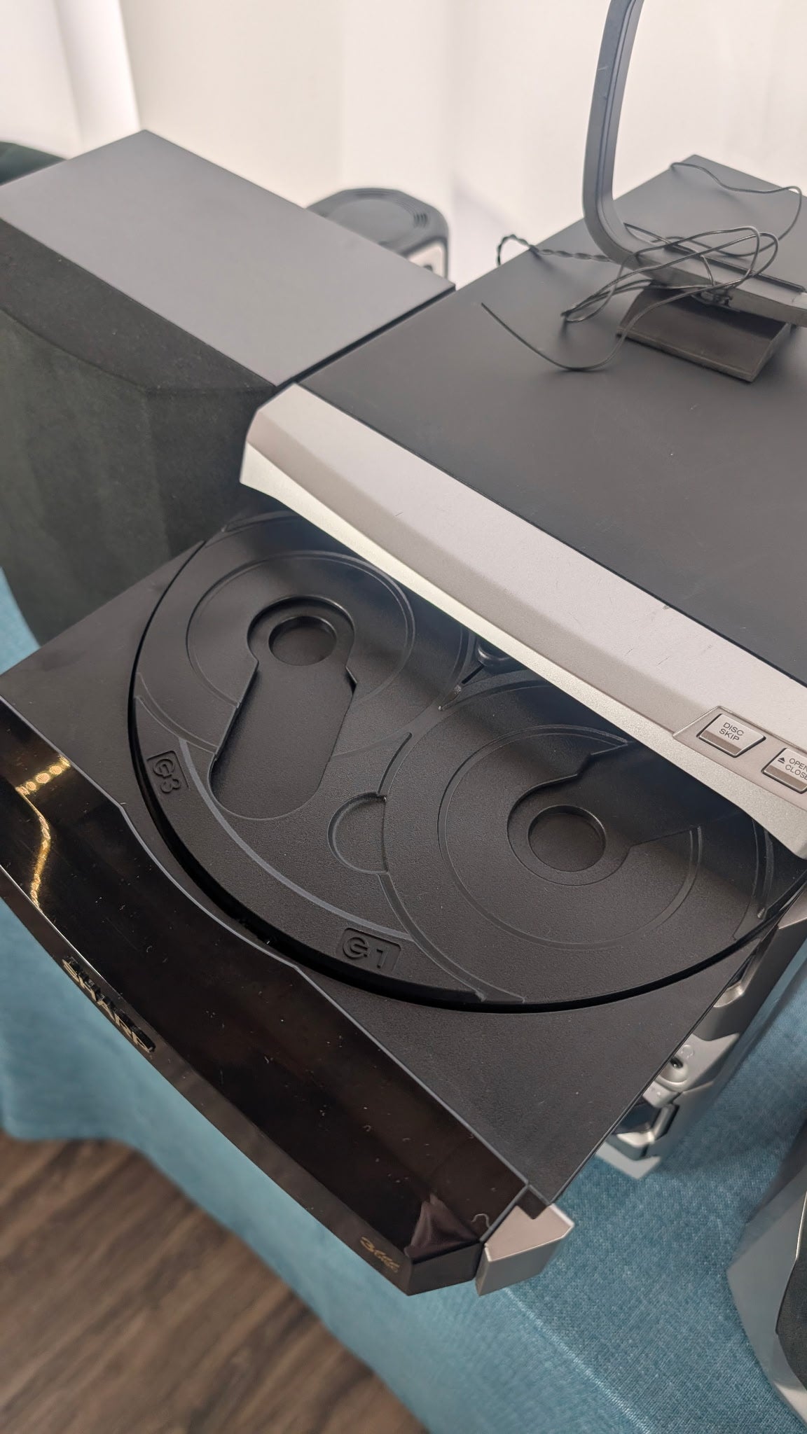 Sharp CD-C606 with original remote and atenna