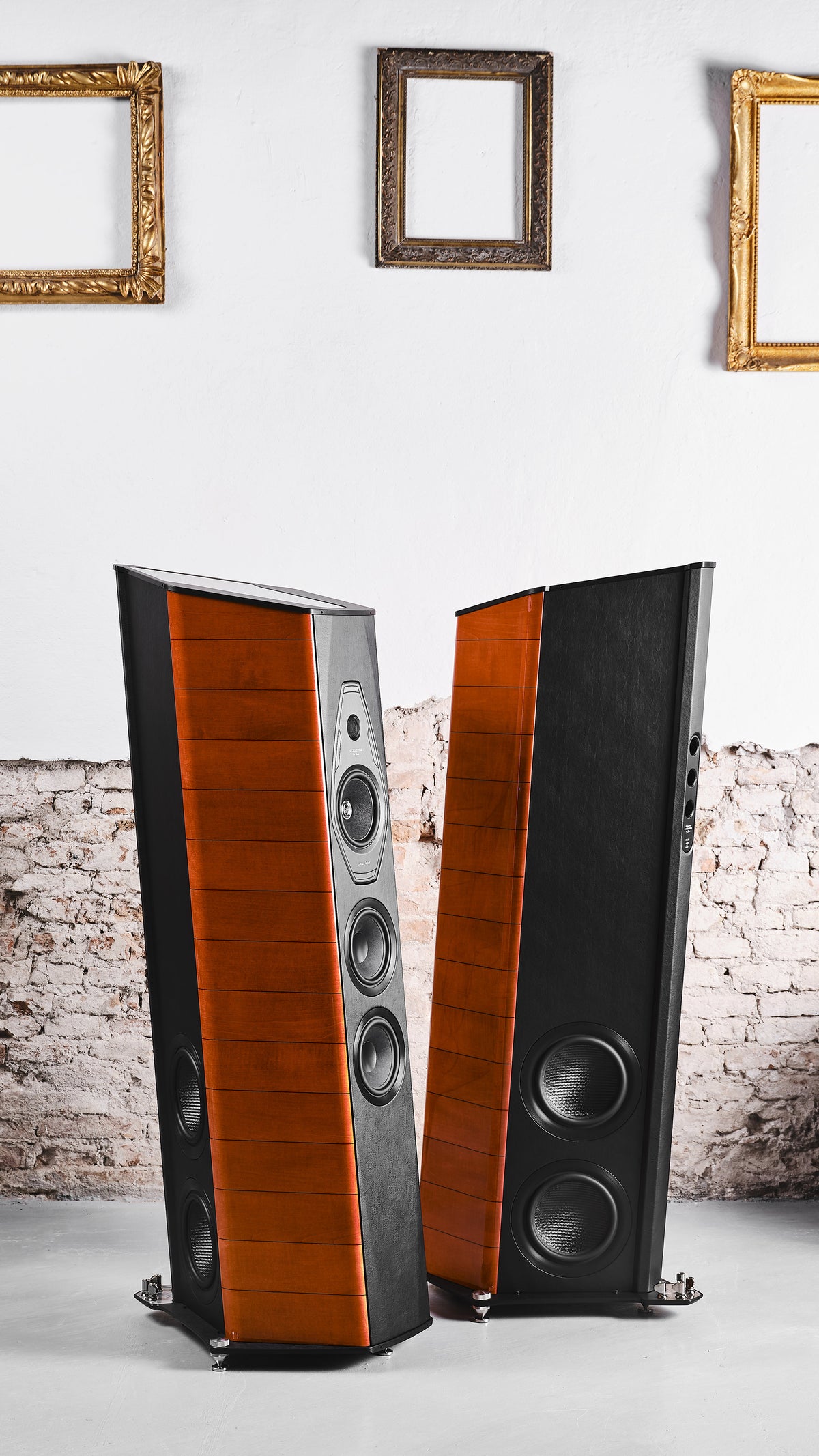 Pair of Sonus faber Il Cremonese Ex3me floorstanding speakers in Red Violin high gloss wood and black leather finishes.
