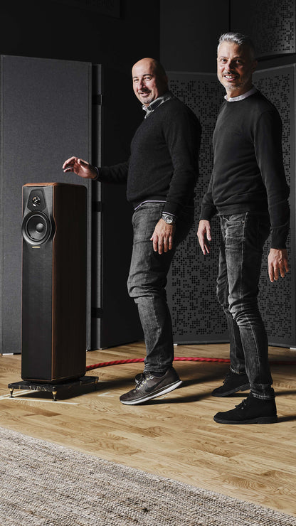 Group of people listening to the Sonus faber Maxima Amator floorstanding loudspeakers at the Sonus faber Design Lab.