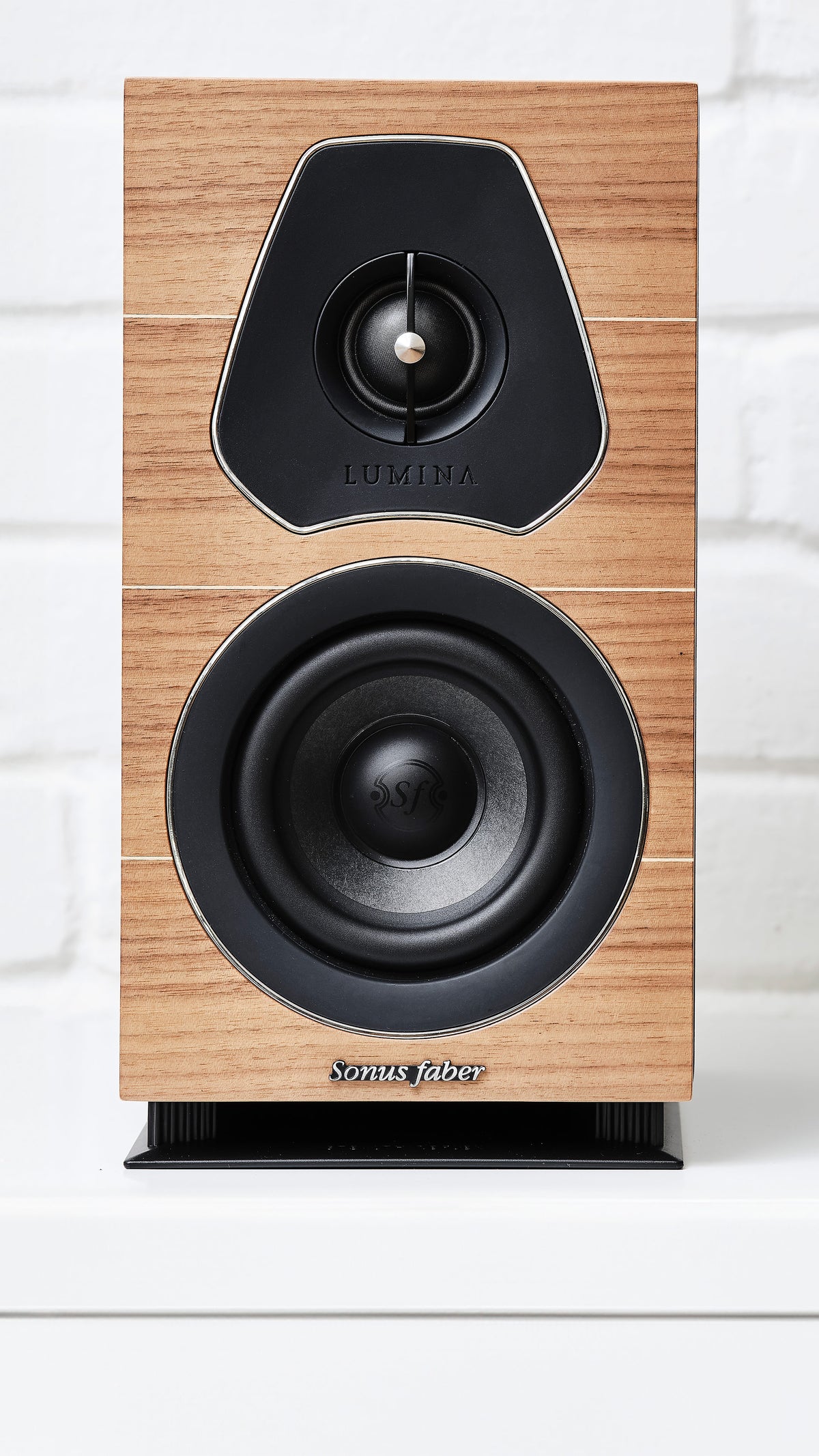 A front-view of the sonus faber lumina I bookshelf speaker in walnut.