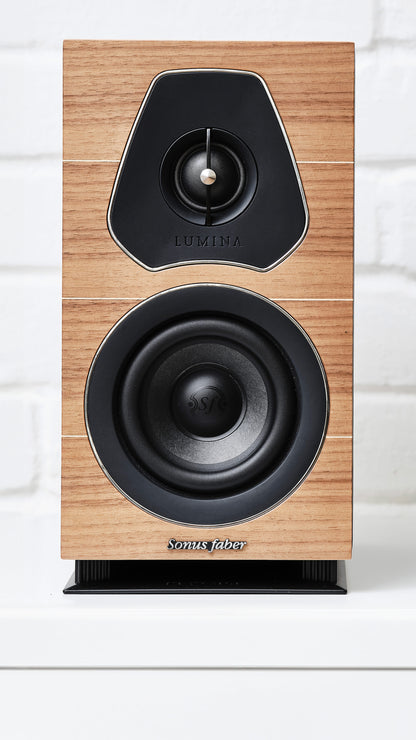 A front-view of the sonus faber lumina I bookshelf speaker in walnut.